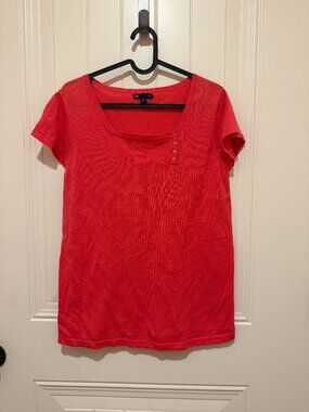 Gap women's short-sleeve shirt with button detail on neckline - Coral - Small